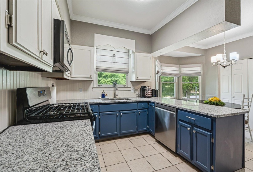 Gas Cooking,Granite Countertops,Breakfast Bar.