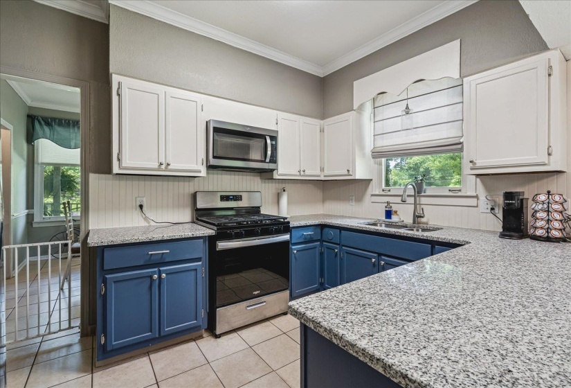 Gas Cooking,Granite Countertops,Breakfast Bar.