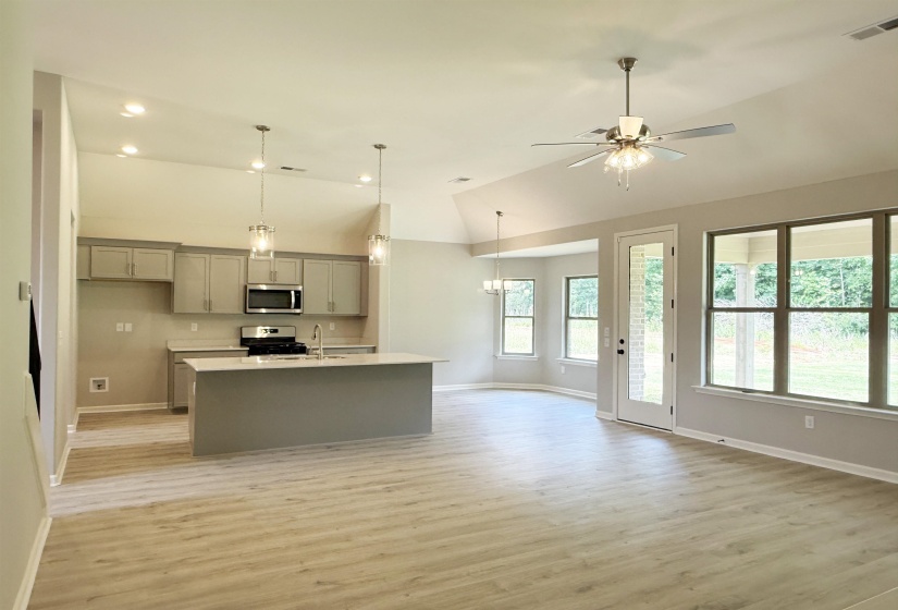 195 RIDGEFIELD DR, Oakland, Tennessee 38060, 4 Bedroom Bedrooms, 9 Room Rooms,3 BathroomBathrooms,Residential,For Sale,RIDGEFIELD,0,10221385
