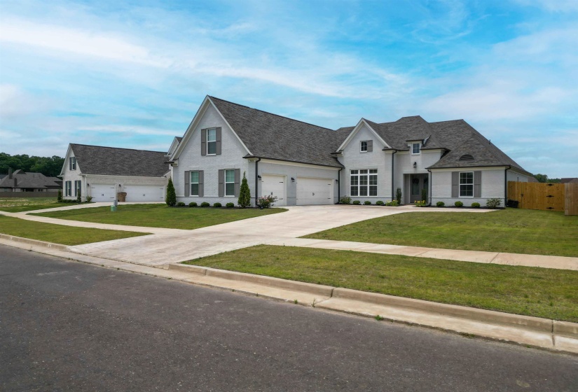 9606 GRAYS HOLLOW DR, Cordova, Tennessee 38018, 5 Bedrooms Bedrooms, 11 Rooms Rooms,3 BathroomsBathrooms,Residential,For Sale,GRAYS HOLLOW,10221858