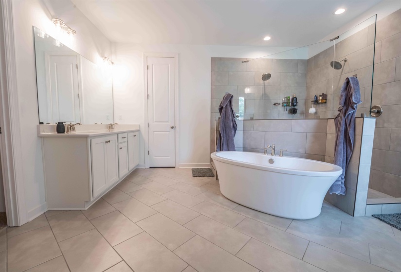 9606 GRAYS HOLLOW DR, Cordova, Tennessee 38018, 5 Bedrooms Bedrooms, 11 Rooms Rooms,3 BathroomsBathrooms,Residential,For Sale,GRAYS HOLLOW,10221858