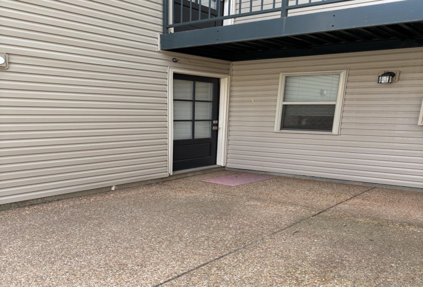 Welcome to a great place to live! Sought after 2 bedrooms 2 baths, split bedroom plan on the ground floor!! And it's all less than 2 years old!