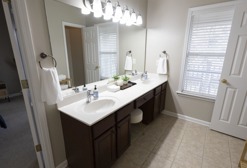 1226 ISLE BAY DR, Memphis, Tennessee 38103, 3 Bedrooms Bedrooms, 7 Rooms Rooms,2.1 BathroomsBathrooms,Rental Properties,For Sale,ISLE BAY,10221881