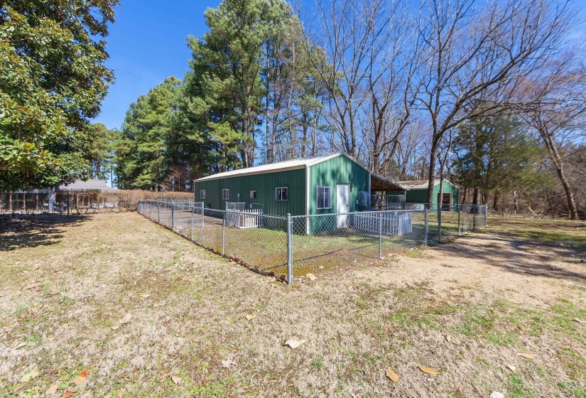 Multi-stall dog kennel