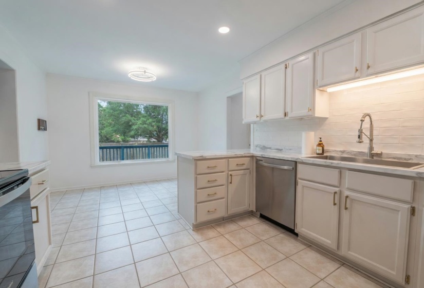 2063 DALKEITH DR, Germantown, Tennessee 38139, 4 Bedroom Bedrooms, 8 Room Rooms,2.1 BathroomBathrooms,Residential,For Sale,DALKEITH,0,10221974