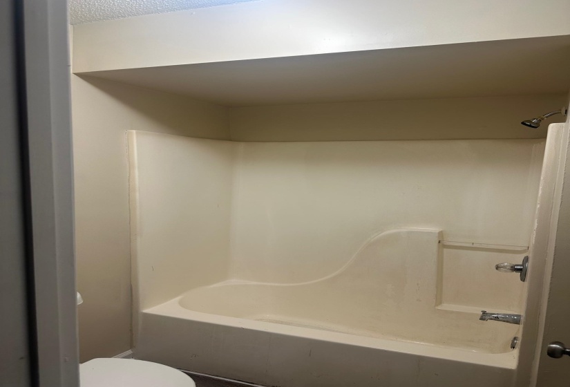 Integrated bathtub and shower combination unit