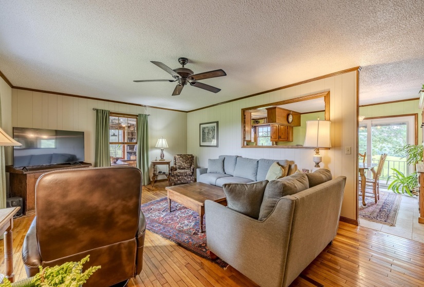 13410 64 HWY, Savannah, Tennessee 38372, 4 Bedrooms Bedrooms, 11 Rooms Rooms,3 BathroomsBathrooms,Residential,For Sale,64,10222001