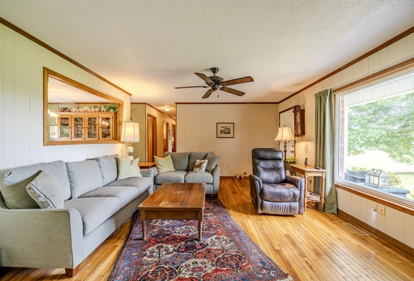 13410 64 HWY, Savannah, Tennessee 38372, 4 Bedrooms Bedrooms, 11 Rooms Rooms,3 BathroomsBathrooms,Residential,For Sale,64,10222001