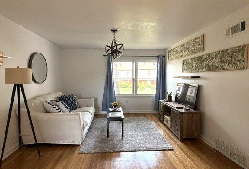 3001 WALNUT GROVE RD, Memphis, Tennessee 38111, 2 Bedrooms Bedrooms, 5 Rooms Rooms,1 BathroomBathrooms,Residential,For Sale,WALNUT GROVE,10222115