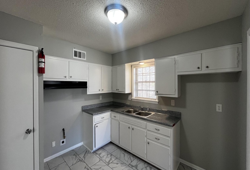 2547 COURTNEY DR, Memphis, Tennessee 38128, 4 Bedrooms Bedrooms, 6 Rooms Rooms,1.1 BathroomsBathrooms,Rental Properties,For Sale,COURTNEY,10222147
