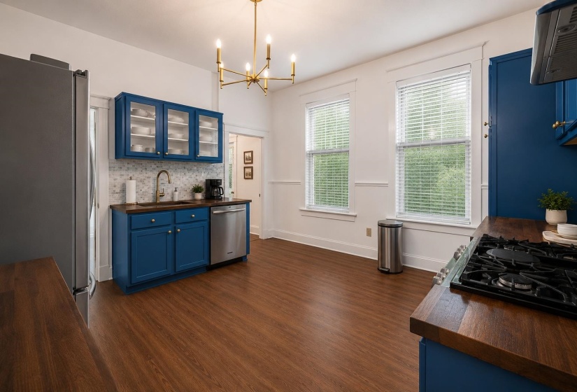 1556 COURT AVE, Memphis, Tennessee 38104, 4 Bedroom Bedrooms, 8 Room Rooms,2.1 BathroomBathrooms,Residential,For Sale,COURT,0,10222151