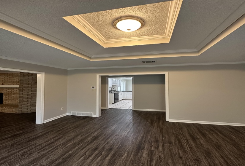Tray ceiling with central light fixture and crown molding