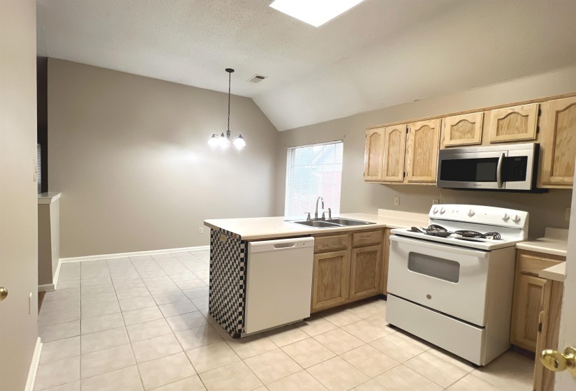 9347 GARDEN WOODS DR, Cordova, Tennessee 38016, 3 Bedrooms Bedrooms, 6 Rooms Rooms,2 BathroomsBathrooms,Residential,For Sale,GARDEN WOODS,10222282