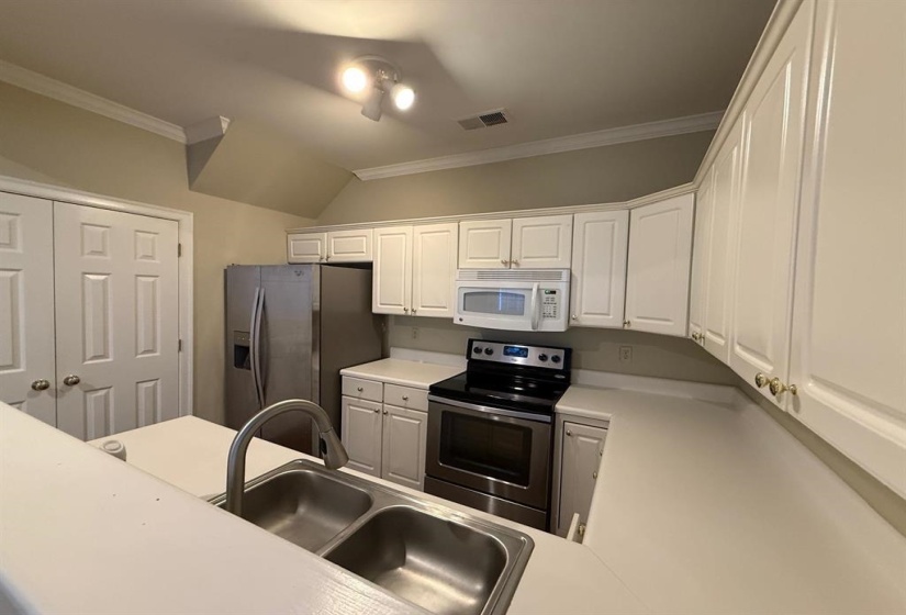 105 ISLAND CREST CIR, Memphis, Tennessee 38103, 3 Bedrooms Bedrooms, 6 Rooms Rooms,2.1 BathroomsBathrooms,Rental Properties,For Sale,ISLAND CREST,10222332