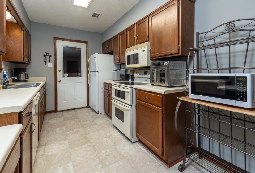 3307 YALEWOOD DR, Bartlett, Tennessee 38134, 4 Bedrooms Bedrooms, 8 Rooms Rooms,2 BathroomsBathrooms,Residential,For Sale,YALEWOOD,10222348