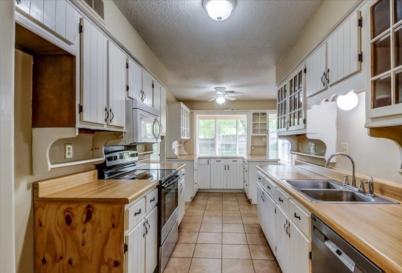3344 SUMMERHILL DR, Bartlett, Tennessee 38134, 4 Bedrooms Bedrooms, 9 Rooms Rooms,2 BathroomsBathrooms,Residential,For Sale,SUMMERHILL,10222350