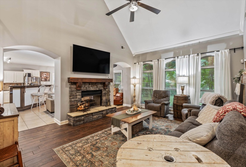 210 WHISPERING MEADOWS DR, Oakland, Tennessee 38060, 4 Bedrooms Bedrooms, 8 Rooms Rooms,2.1 BathroomsBathrooms,Residential,For Sale,WHISPERING MEADOWS,10222358