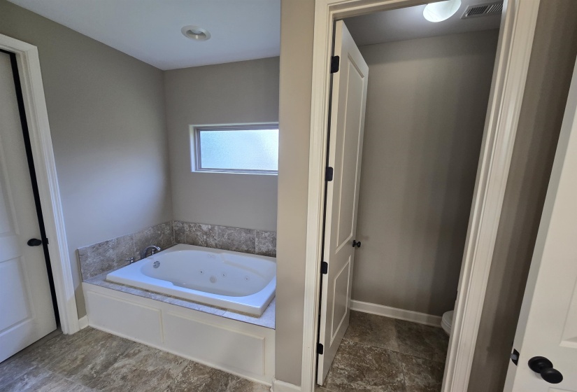 8949 POPLAR PIKE, Germantown, Tennessee 38138, 3 Bedroom Bedrooms, 8 Room Rooms,2.1 BathroomBathrooms,Rental Properties,For Sale,POPLAR,0,10222456