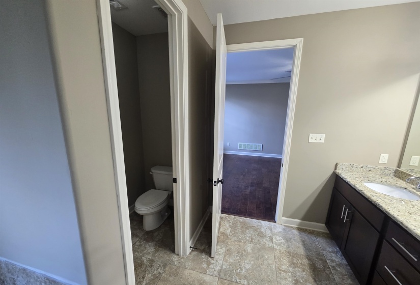 8949 POPLAR PIKE, Germantown, Tennessee 38138, 3 Bedroom Bedrooms, 8 Room Rooms,2.1 BathroomBathrooms,Rental Properties,For Sale,POPLAR,0,10222456