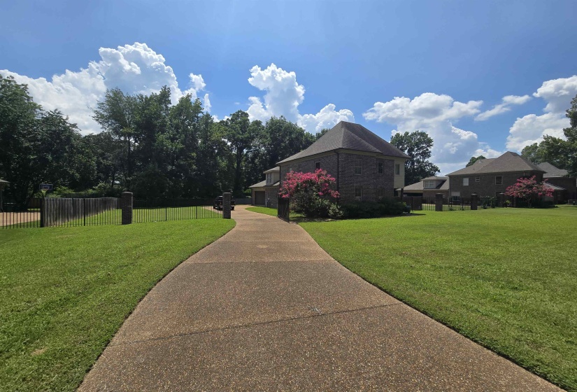 8949 POPLAR PIKE, Germantown, Tennessee 38138, 3 Bedroom Bedrooms, 8 Room Rooms,2.1 BathroomBathrooms,Rental Properties,For Sale,POPLAR,0,10222456