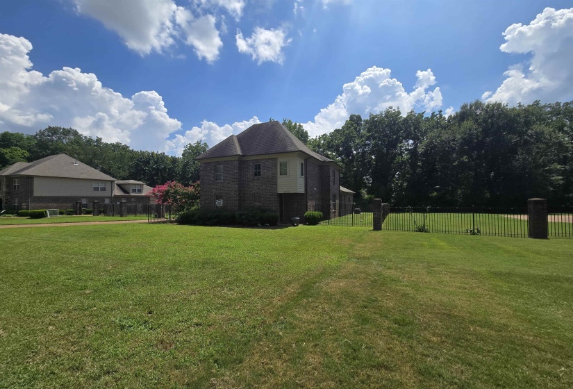 8949 POPLAR PIKE, Germantown, Tennessee 38138, 3 Bedroom Bedrooms, 8 Room Rooms,2.1 BathroomBathrooms,Rental Properties,For Sale,POPLAR,0,10222456
