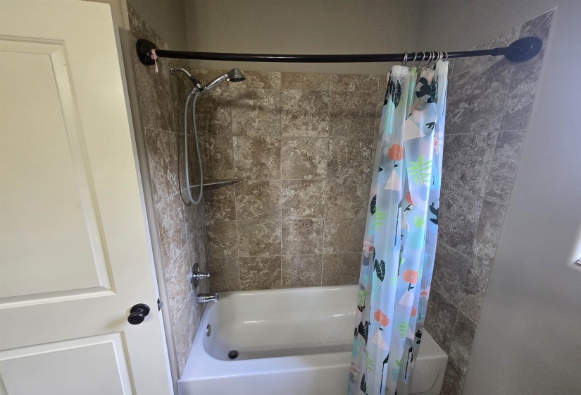 8949 POPLAR PIKE, Germantown, Tennessee 38138, 3 Bedroom Bedrooms, 8 Room Rooms,2.1 BathroomBathrooms,Rental Properties,For Sale,POPLAR,0,10222456