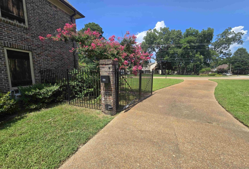 8949 POPLAR PIKE, Germantown, Tennessee 38138, 3 Bedroom Bedrooms, 8 Room Rooms,2.1 BathroomBathrooms,Rental Properties,For Sale,POPLAR,0,10222456