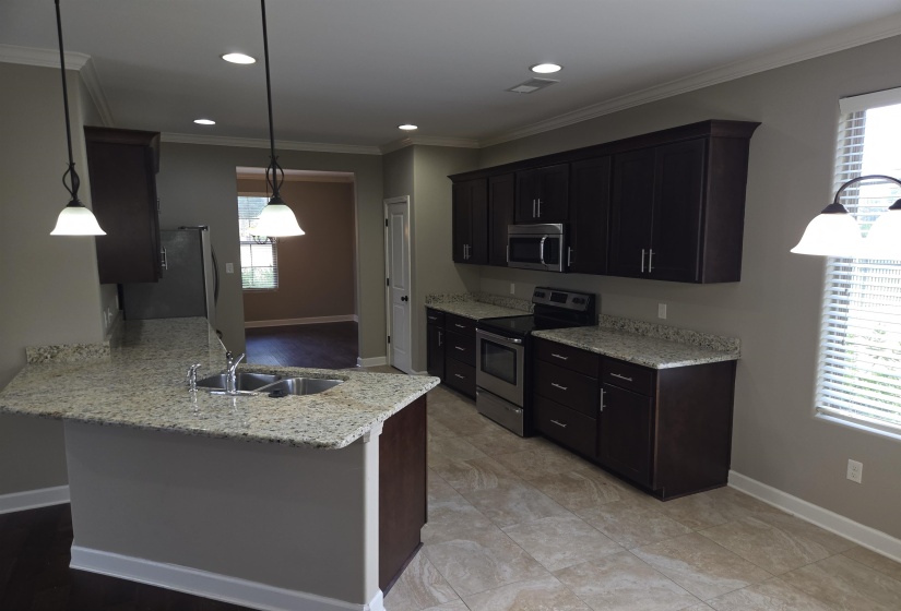 8949 POPLAR PIKE, Germantown, Tennessee 38138, 3 Bedroom Bedrooms, 8 Room Rooms,2.1 BathroomBathrooms,Rental Properties,For Sale,POPLAR,0,10222456