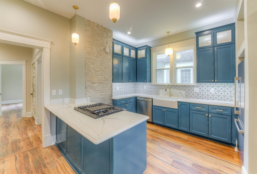 2165 MONROE AVE, Memphis, Tennessee 38104, 4 Bedrooms Bedrooms, 8 Rooms Rooms,3 BathroomsBathrooms,Residential,For Sale,MONROE,10222447
