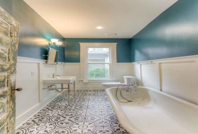2165 MONROE AVE, Memphis, Tennessee 38104, 4 Bedrooms Bedrooms, 8 Rooms Rooms,3 BathroomsBathrooms,Residential,For Sale,MONROE,10222447