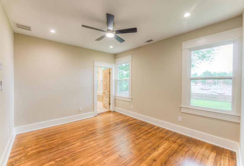 2165 MONROE AVE, Memphis, Tennessee 38104, 4 Bedrooms Bedrooms, 8 Rooms Rooms,3 BathroomsBathrooms,Residential,For Sale,MONROE,10222447