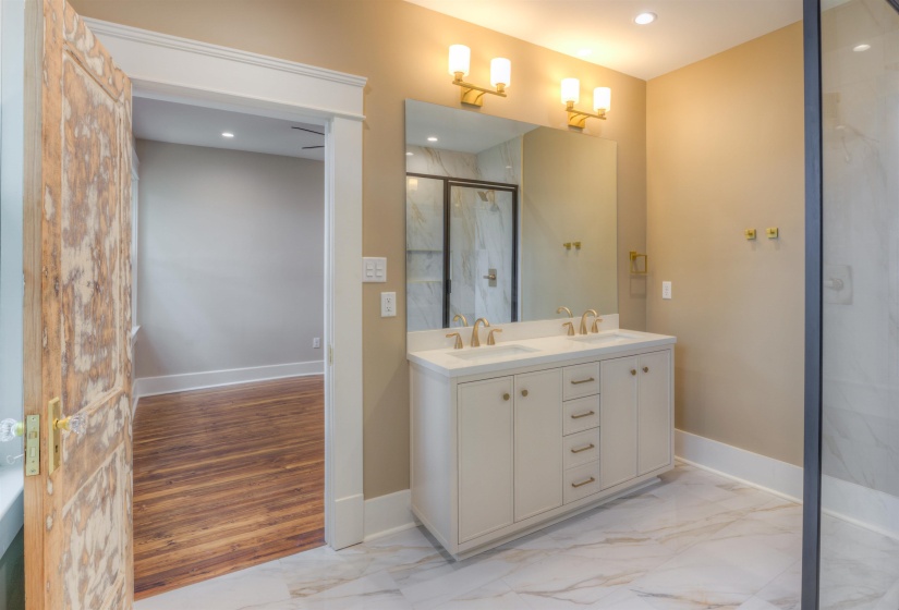 2165 MONROE AVE, Memphis, Tennessee 38104, 4 Bedrooms Bedrooms, 8 Rooms Rooms,3 BathroomsBathrooms,Residential,For Sale,MONROE,10222447
