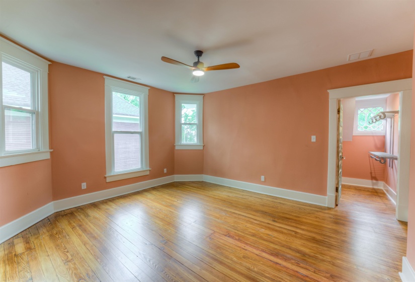 2165 MONROE AVE, Memphis, Tennessee 38104, 4 Bedrooms Bedrooms, 8 Rooms Rooms,3 BathroomsBathrooms,Residential,For Sale,MONROE,10222447