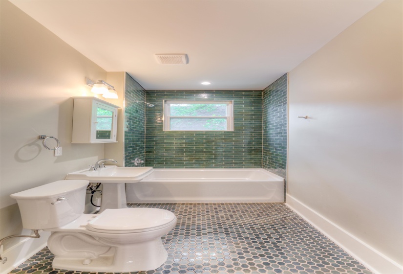 2165 MONROE AVE, Memphis, Tennessee 38104, 4 Bedrooms Bedrooms, 8 Rooms Rooms,3 BathroomsBathrooms,Residential,For Sale,MONROE,10222447