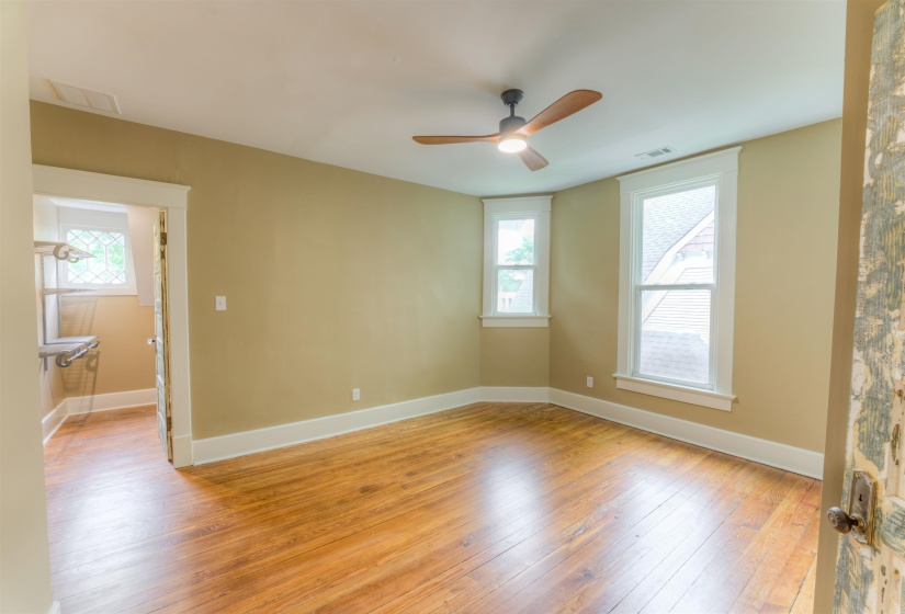 2165 MONROE AVE, Memphis, Tennessee 38104, 4 Bedrooms Bedrooms, 8 Rooms Rooms,3 BathroomsBathrooms,Residential,For Sale,MONROE,10222447
