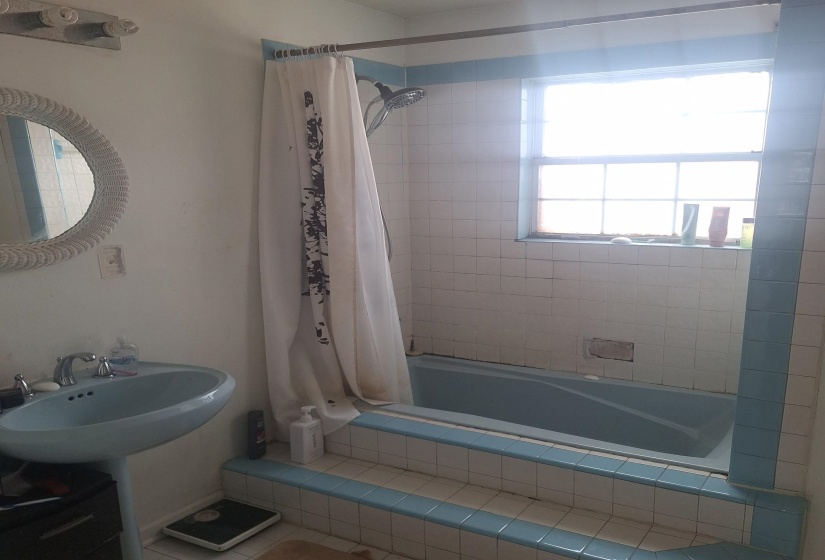 Bathroom with tiled shower / bath