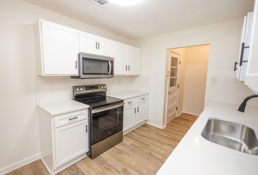 3217 JOSLYN ST, Memphis, Tennessee 38128, 5 Bedroom Bedrooms, 8 Room Rooms,3 BathroomBathrooms,Residential,For Sale,JOSLYN,0,10220907