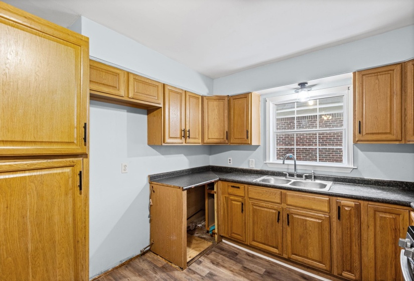 3280 CARNES AVE, Memphis, Tennessee 38111, 4 Bedroom Bedrooms, 7 Room Rooms,2.1 BathroomBathrooms,Residential,For Sale,CARNES,0,10222539