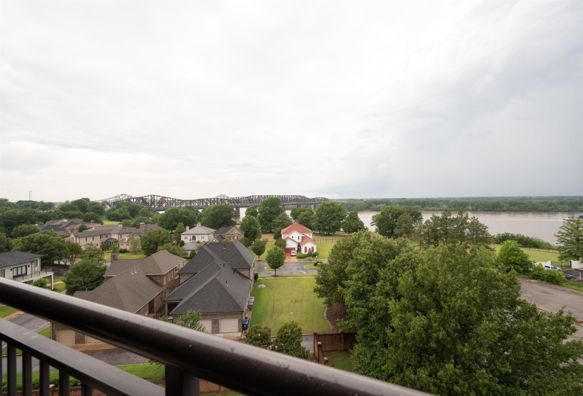 717 RIVERSIDE DR, Memphis, Tennessee 38103, 3 Bedroom Bedrooms, 7 Room Rooms,2.1 BathroomBathrooms,Residential,For Sale,RIVERSIDE,0,10222542