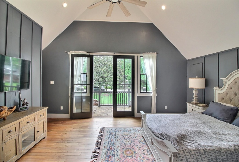 Complete with BALCONY!