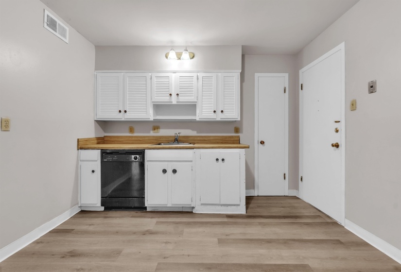 4400 POPLAR AVE, Memphis, Tennessee 38117, 1 Bedroom Bedrooms, 4 Room Rooms,1.1 BathroomBathrooms,Residential,For Sale,POPLAR,0,10222592