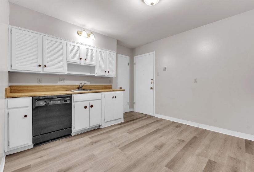 4400 POPLAR AVE, Memphis, Tennessee 38117, 1 Bedroom Bedrooms, 4 Room Rooms,1.1 BathroomBathrooms,Residential,For Sale,POPLAR,0,10222592