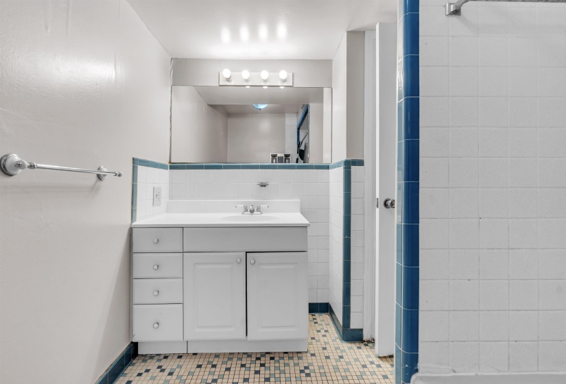 4400 POPLAR AVE, Memphis, Tennessee 38117, 1 Bedroom Bedrooms, 4 Room Rooms,1.1 BathroomBathrooms,Residential,For Sale,POPLAR,0,10222592