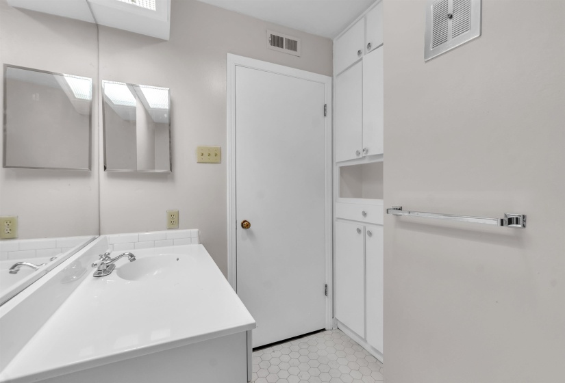 4400 POPLAR AVE, Memphis, Tennessee 38117, 1 Bedroom Bedrooms, 4 Room Rooms,1.1 BathroomBathrooms,Residential,For Sale,POPLAR,0,10222592