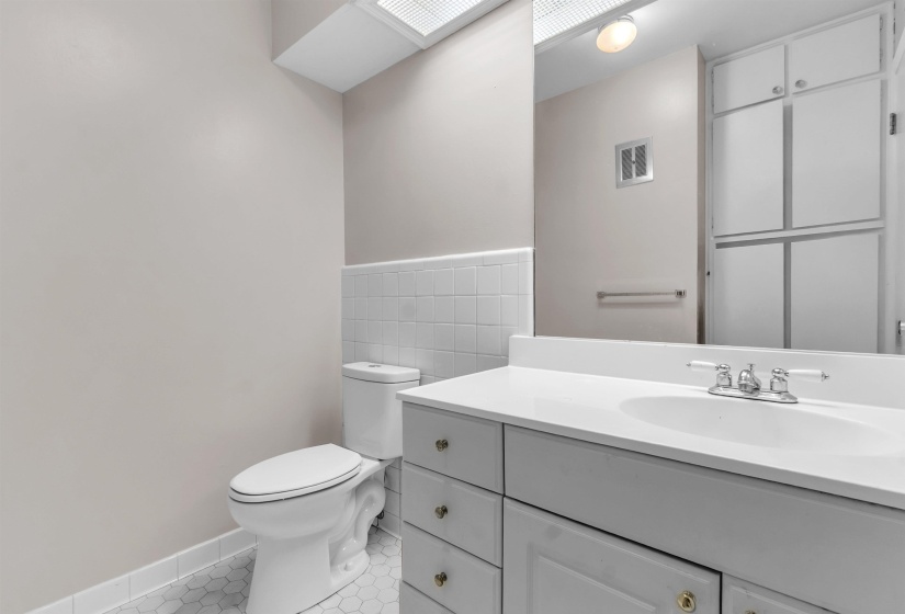 4400 POPLAR AVE, Memphis, Tennessee 38117, 1 Bedroom Bedrooms, 4 Room Rooms,1.1 BathroomBathrooms,Residential,For Sale,POPLAR,0,10222592