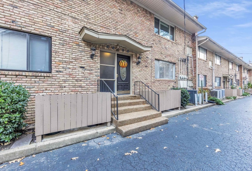 4400 POPLAR AVE, Memphis, Tennessee 38117, 1 Bedroom Bedrooms, 4 Room Rooms,1.1 BathroomBathrooms,Residential,For Sale,POPLAR,0,10222592