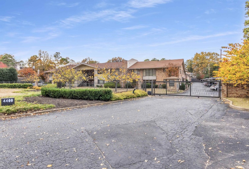 4400 POPLAR AVE, Memphis, Tennessee 38117, 1 Bedroom Bedrooms, 4 Room Rooms,1.1 BathroomBathrooms,Residential,For Sale,POPLAR,0,10222592