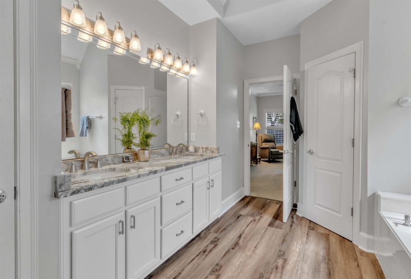 924 WARWICK OAKS DR, Collierville, Tennessee 38017, 3 Bedrooms Bedrooms, 7 Rooms Rooms,2 BathroomsBathrooms,Residential,For Sale,WARWICK OAKS,10222577