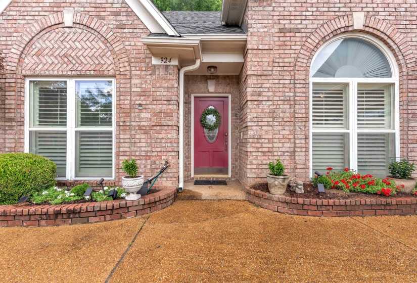 924 WARWICK OAKS DR, Collierville, Tennessee 38017, 3 Bedrooms Bedrooms, 7 Rooms Rooms,2 BathroomsBathrooms,Residential,For Sale,WARWICK OAKS,10222577