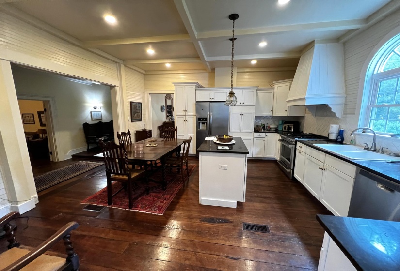 320 FOURTH ST, La Grange, Tennessee 38057, 2 Bedrooms Bedrooms, 6 Rooms Rooms,2 BathroomsBathrooms,Residential,For Sale,FOURTH,10222587